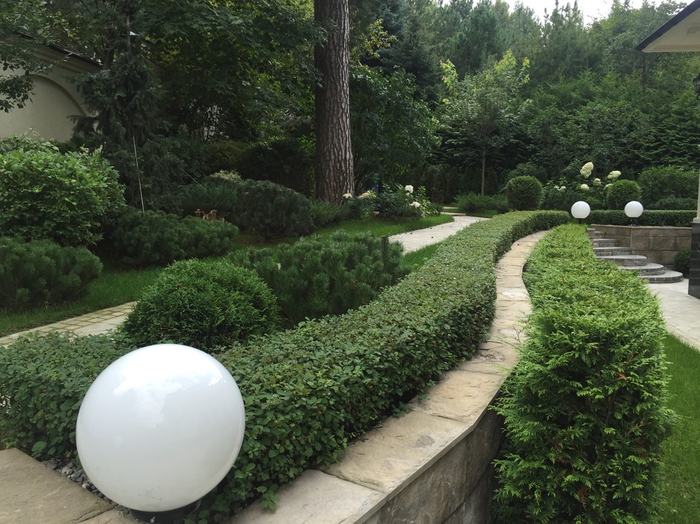 Imagen de jardín clásico en verano con jardín francés y exposición reducida al sol