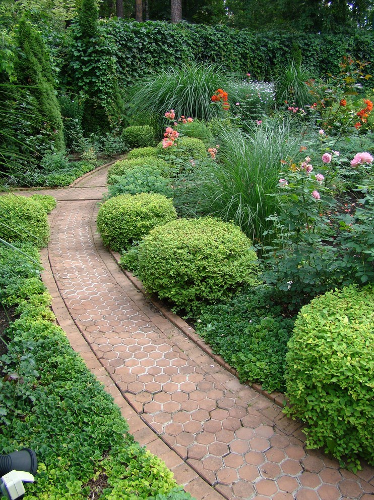Foto di un giardino tradizionale con un ingresso o sentiero