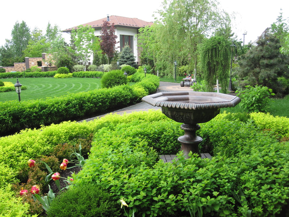 Источник вдохновения для домашнего уюта: летний регулярный сад в классическом стиле