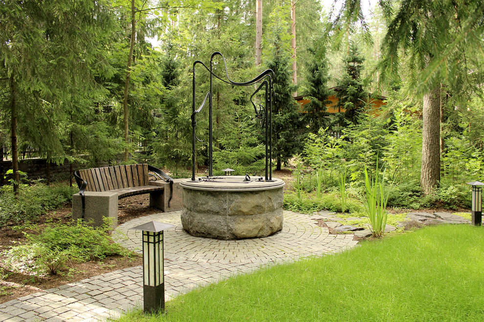 Foto di un giardino nordico in ombra in estate con fontane