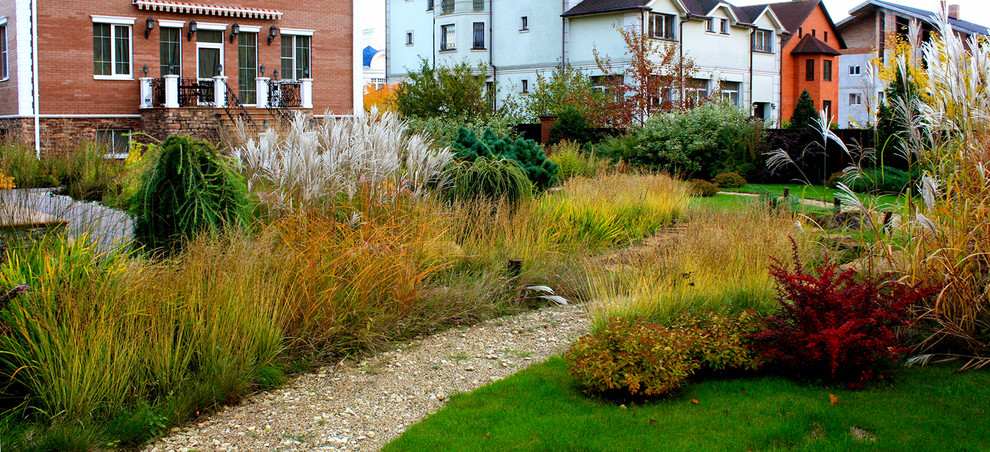 Foto di un giardino minimal esposto in pieno sole di medie dimensioni e in cortile in autunno con ghiaia