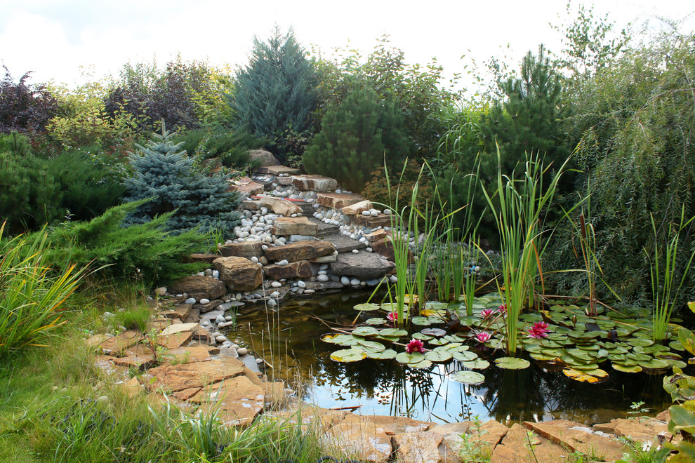 Foto de jardín clásico en verano con fuente