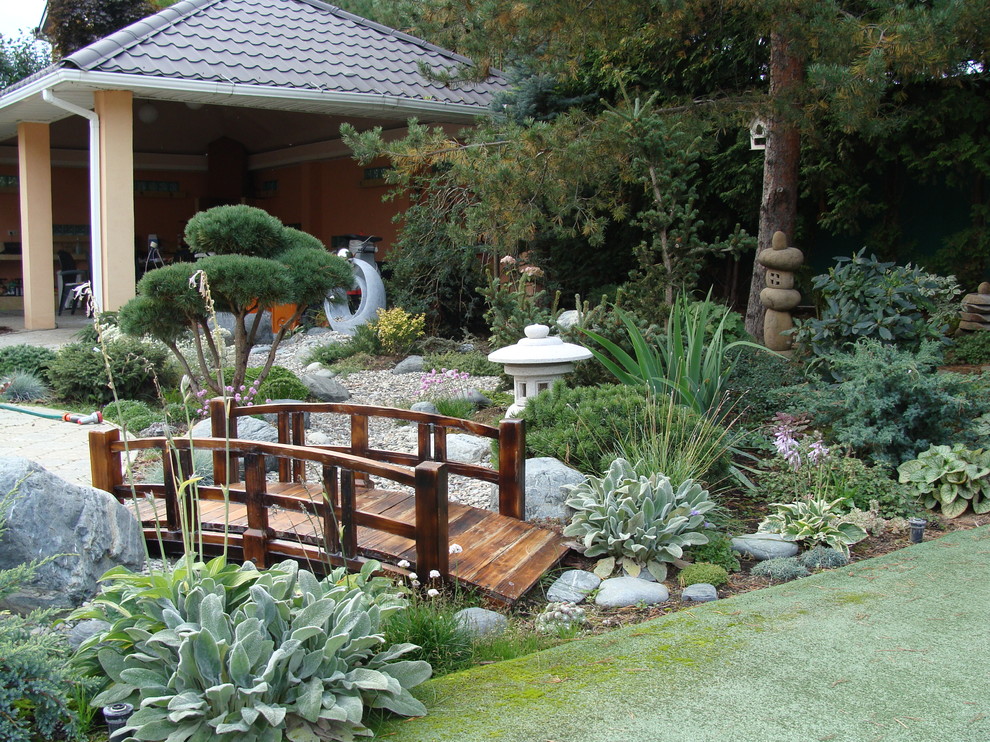 Aménagement d'un jardin japonais asiatique de taille moyenne.