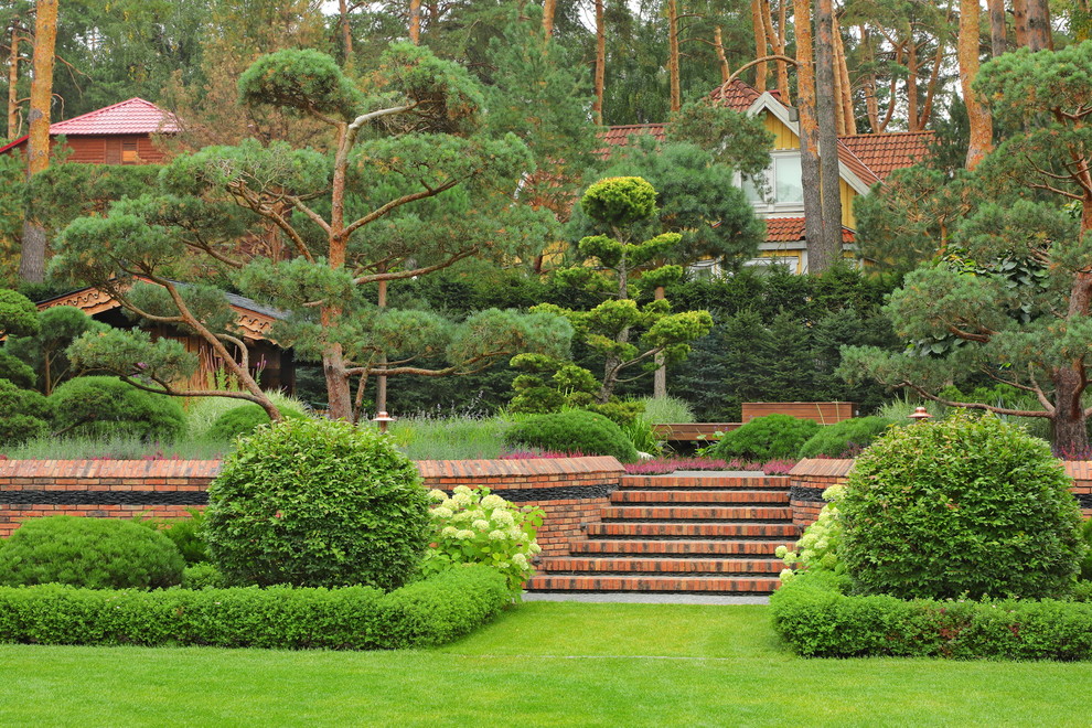 Пример оригинального дизайна: летний участок и сад среднего размера на внутреннем дворе в средиземноморском стиле с подпорной стенкой и полуденной тенью