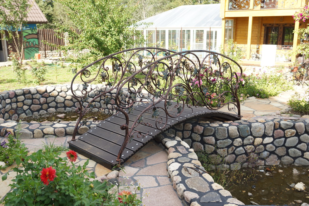 Ejemplo de jardín tradicional con estanque
