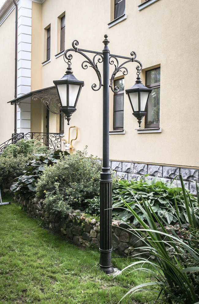 Réalisation d'un jardin avant tradition l'été avec une exposition ensoleillée.