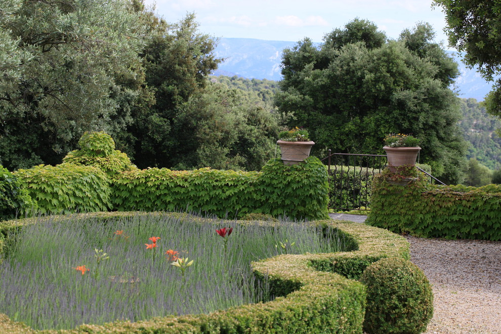 Пример оригинального дизайна: летний регулярный сад в классическом стиле с покрытием из гравия