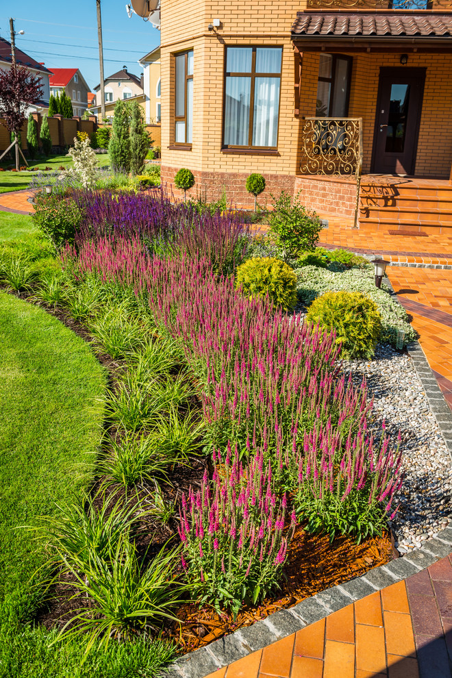 Photo of a contemporary landscaping in Novosibirsk.