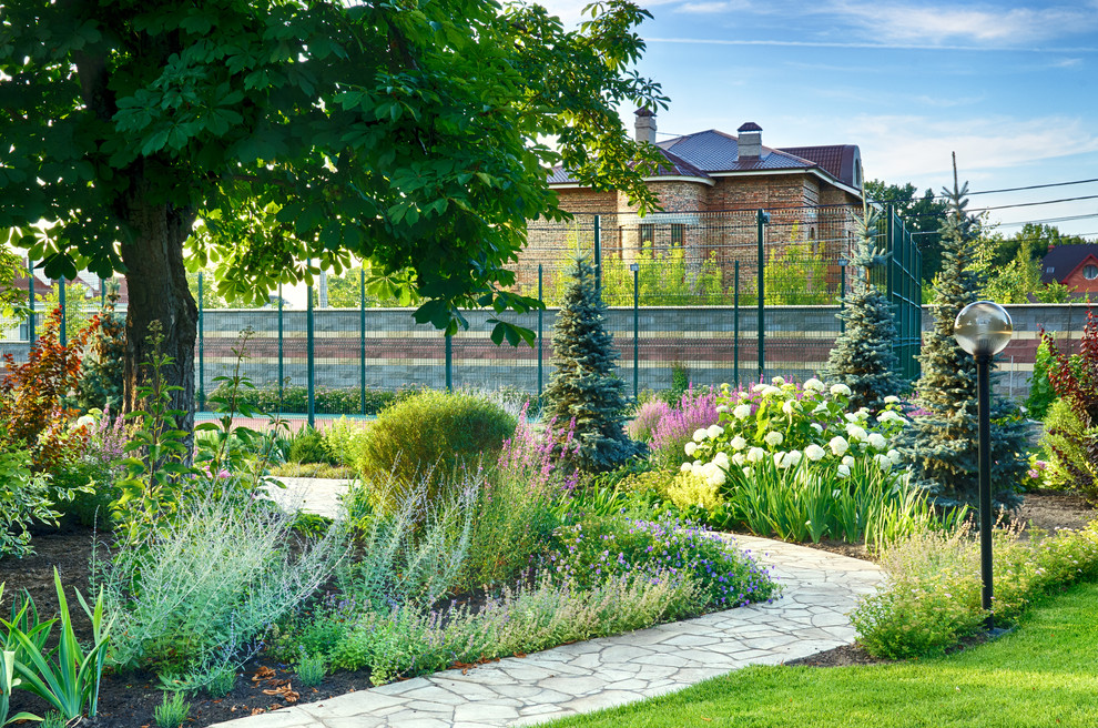 Идея дизайна: солнечный, летний участок и сад в классическом стиле с хорошей освещенностью и садовой дорожкой или калиткой