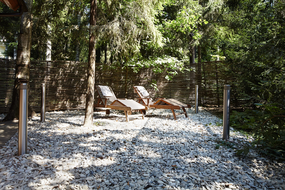 Foto di un giardino contemporaneo esposto a mezz'ombra in estate con ghiaia