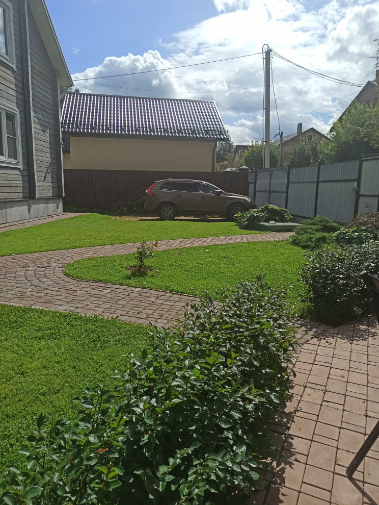Esempio di una piccola aiuola esposta in pieno sole davanti casa in estate