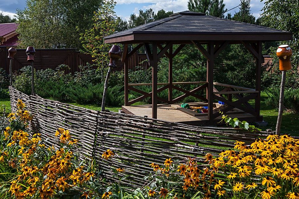 Cette image montre un jardin rustique de taille moyenne et l'été avec une exposition partiellement ombragée et des pavés en pierre naturelle.