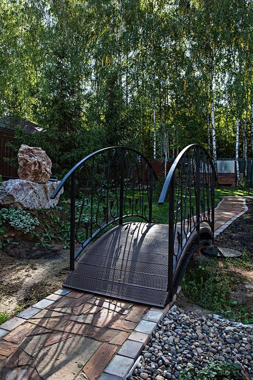 Foto di un ampio giardino formale country esposto a mezz'ombra dietro casa in estate con un ingresso o sentiero e pavimentazioni in pietra naturale