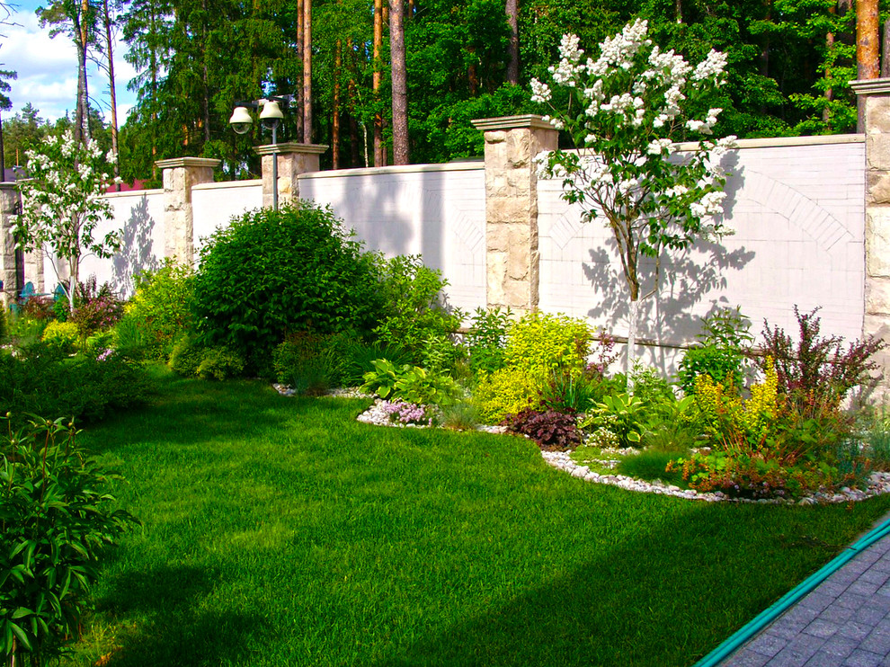Idee per un grande giardino chic esposto in pieno sole davanti casa in primavera con pavimentazioni in pietra naturale
