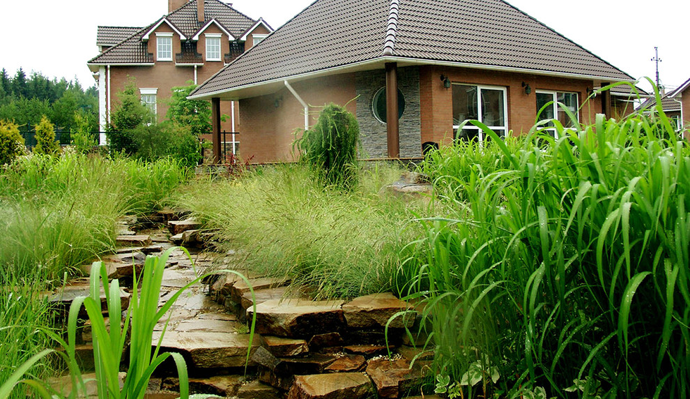 Cette image montre un jardin sur cour victorien de taille moyenne et au printemps avec une exposition ensoleillée et des pavés en béton.