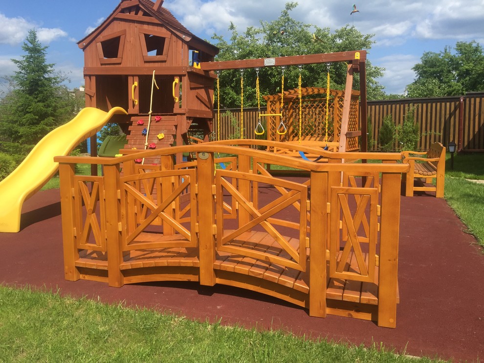 Modelo de jardín grande en verano en patio trasero con parque infantil y exposición total al sol
