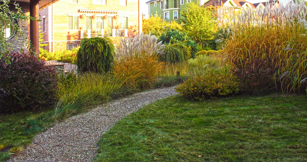 Ispirazione per un giardino vittoriano esposto a mezz'ombra di medie dimensioni e in cortile in autunno con ghiaia