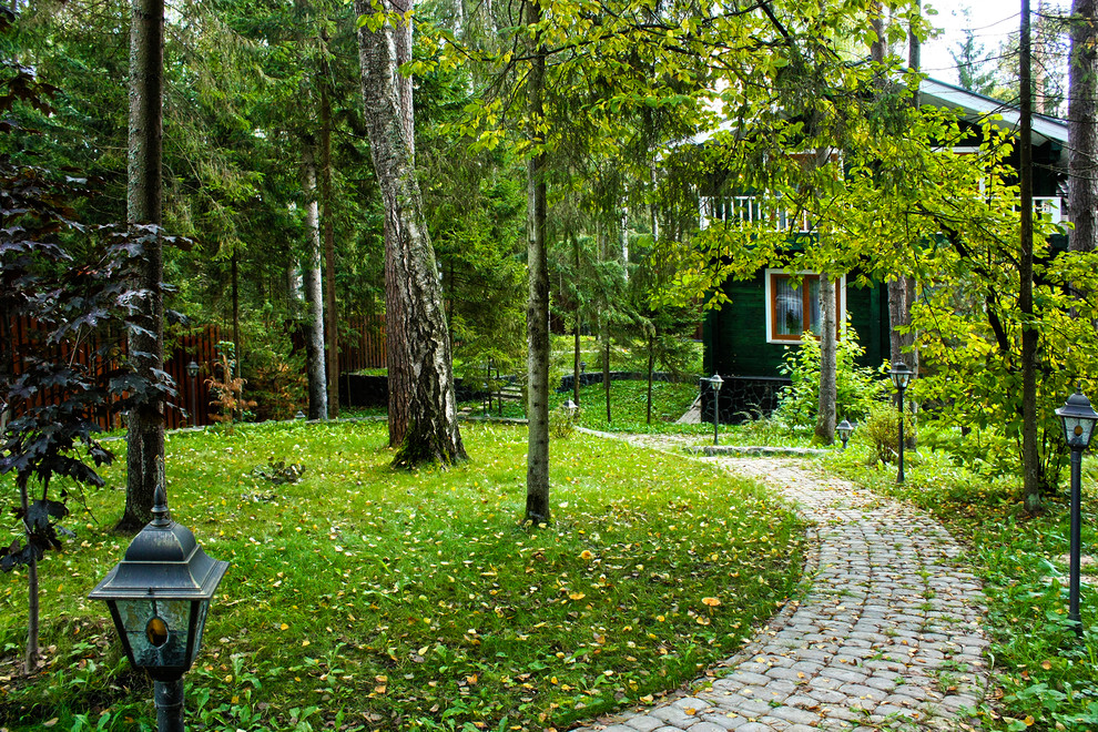 Mittelgroßer, Halbschattiger Skandinavischer Garten im Herbst mit Betonboden und Auffahrt in Moskau