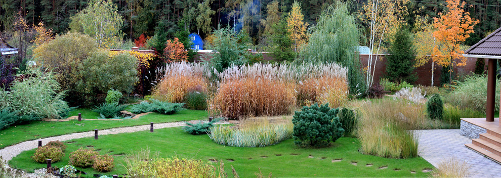 Immagine di un giardino xeriscape minimal esposto in pieno sole di medie dimensioni e in cortile in autunno con ghiaia e un ingresso o sentiero