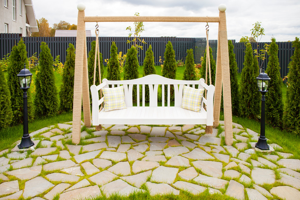Пример оригинального дизайна: солнечный, летний участок и сад на заднем дворе в классическом стиле с хорошей освещенностью и покрытием из каменной брусчатки