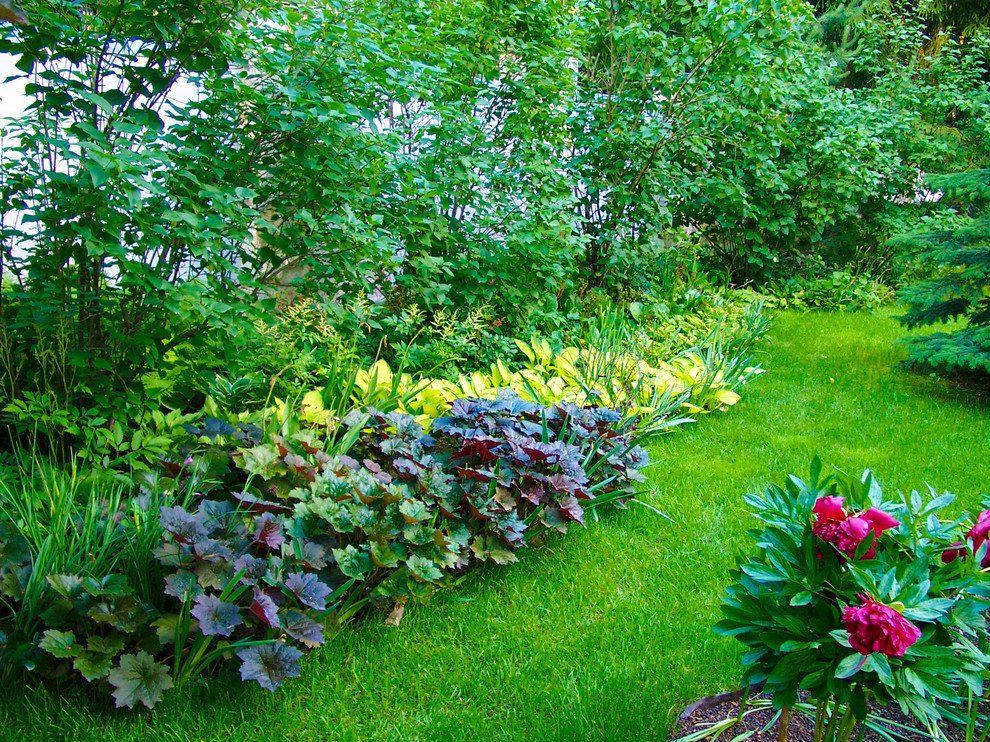 Idee per un grande giardino design in ombra in cortile in estate con pavimentazioni in pietra naturale