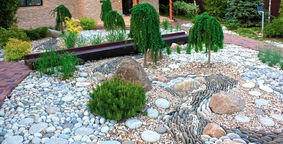 Стильный дизайн: солнечный, весенний сад с прудом среднего размера на переднем дворе в современном стиле с хорошей освещенностью - последний тренд