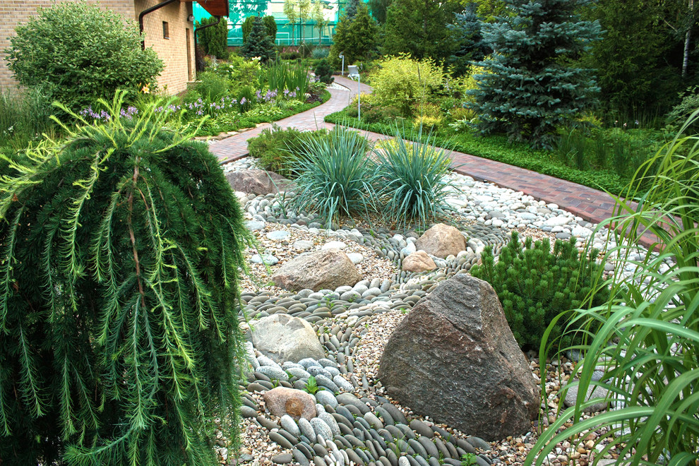На фото: солнечный, летний засухоустойчивый сад среднего размера на внутреннем дворе в современном стиле с садовой дорожкой или калиткой, хорошей освещенностью и мощением клинкерной брусчаткой