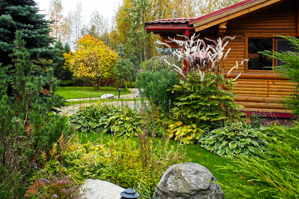 Mittelgroßer, Halbschattiger Moderner Garten im Innenhof im Herbst mit Natursteinplatten in Moskau