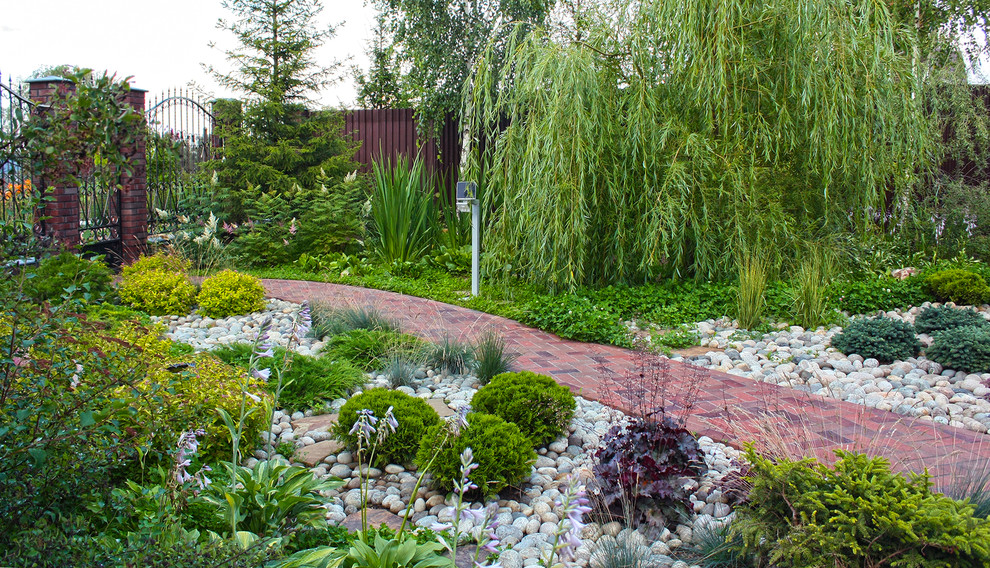 Immagine di un giardino design esposto in pieno sole di medie dimensioni e in cortile in primavera con pavimentazioni in mattoni