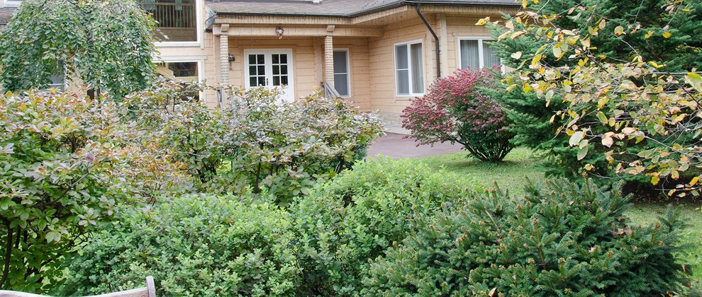 Стильный дизайн: осенний участок и сад на переднем дворе в классическом стиле с подъездной дорогой, садовой дорожкой или калиткой и полуденной тенью - последний тренд
