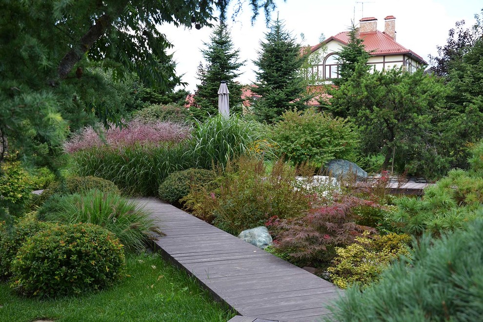 На фото: летний участок и сад на внутреннем дворе в восточном стиле с