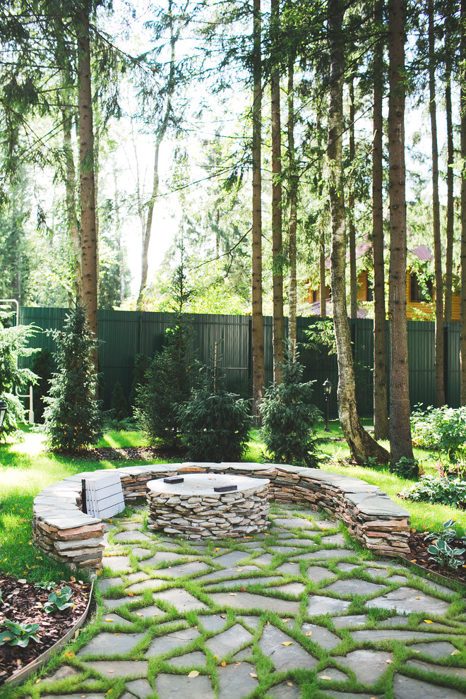 Immagine di un giardino contemporaneo esposto a mezz'ombra in estate con un focolare