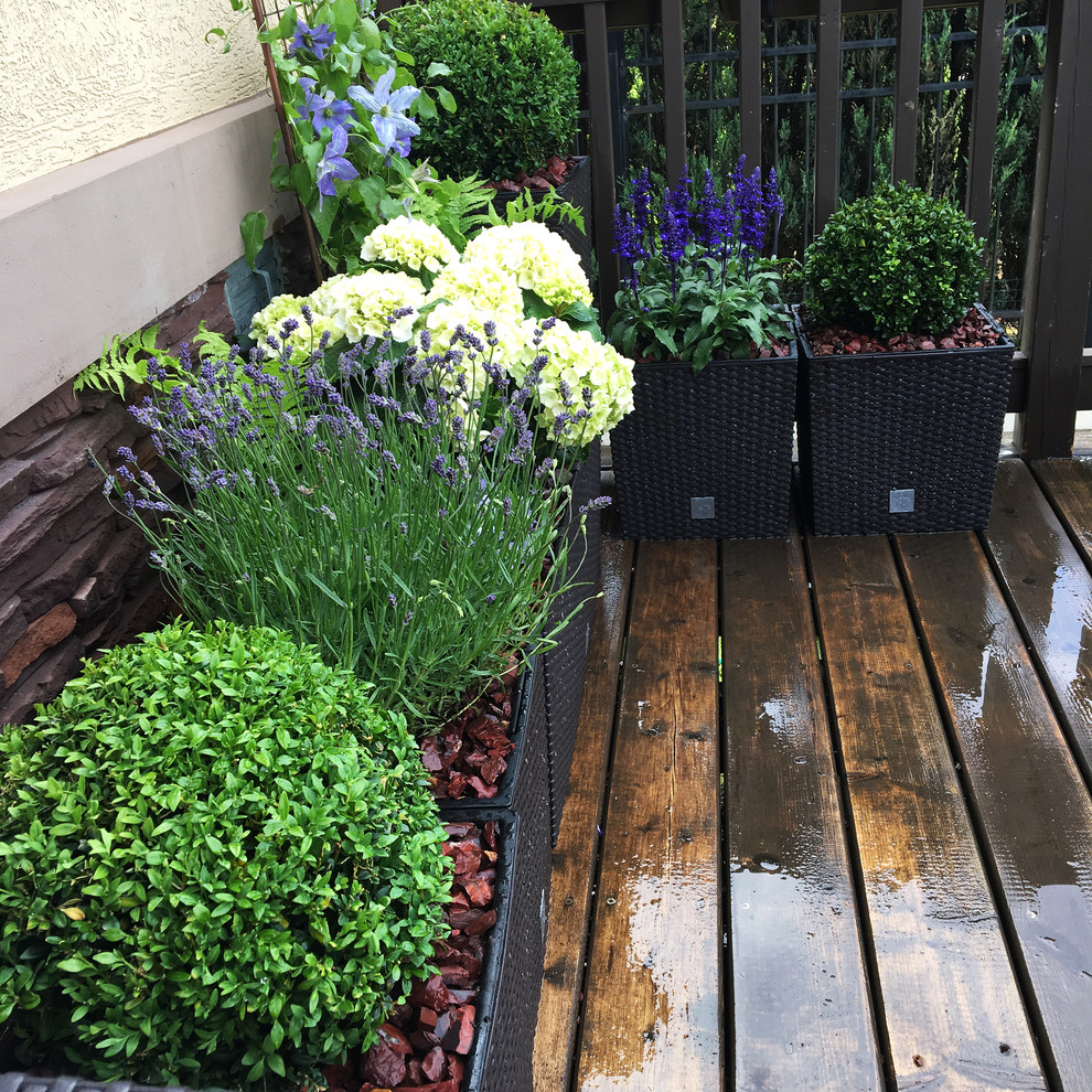 Design ideas for a small partial sun backyard formal garden in Moscow with decking for summer.