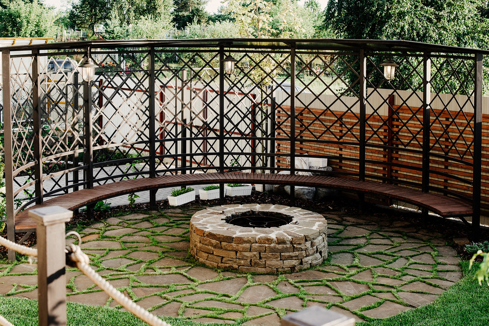 Idee per un giardino contemporaneo esposto a mezz'ombra in estate con un focolare