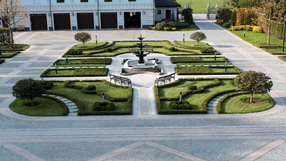 Geometrischer Klassischer Garten im Innenhof im Sommer in Moskau