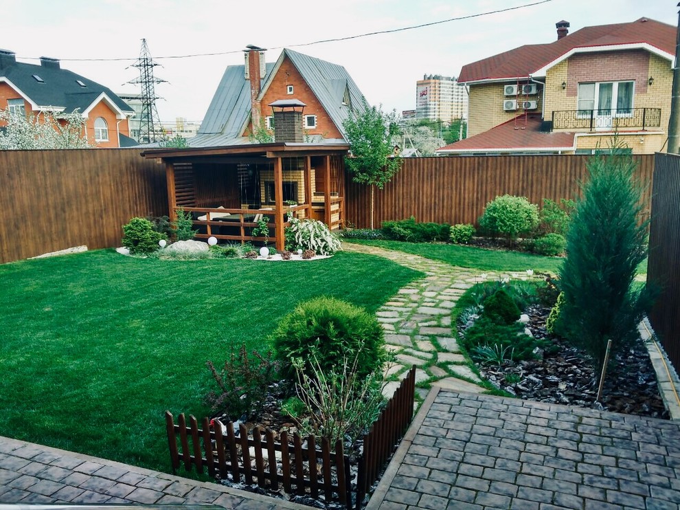 Идея дизайна: маленький солнечный, летний участок и сад на заднем дворе в современном стиле с хорошей освещенностью и покрытием из каменной брусчатки для на участке и в саду