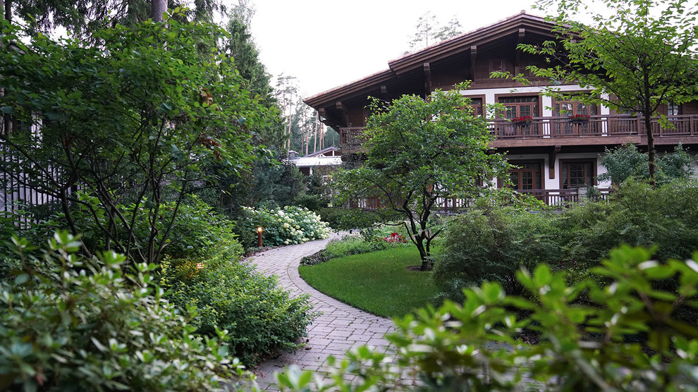 Esempio di un giardino xeriscape stile rurale esposto a mezz'ombra di medie dimensioni e in cortile in estate con un ingresso o sentiero e pavimentazioni in pietra naturale