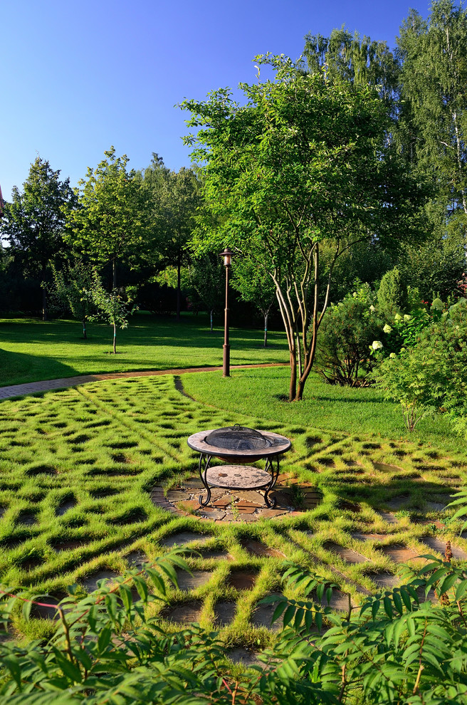 На фото: солнечный, летний участок и сад в современном стиле с хорошей освещенностью и местом для костра