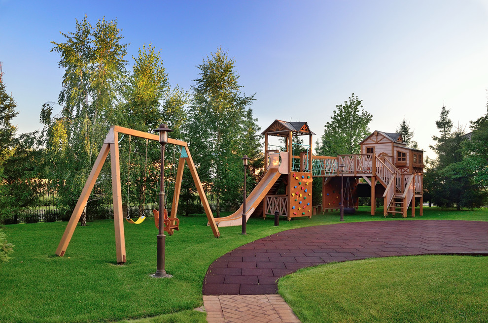 Идея дизайна: летний участок и сад в классическом стиле с детским городком и полуденной тенью
