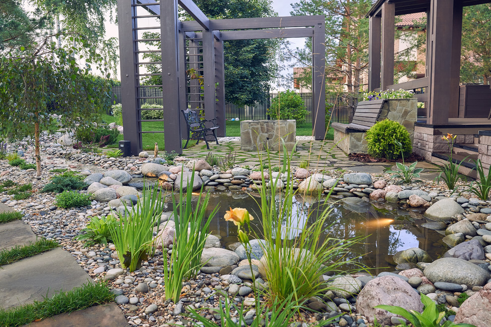 Пример оригинального дизайна: большой летний сад с прудом в стиле неоклассика (современная классика)