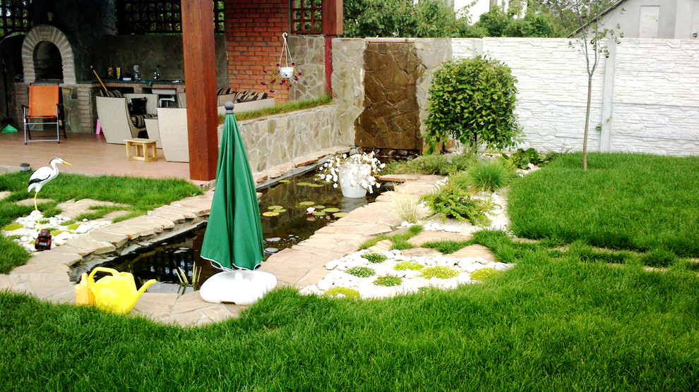 Idéer för mellanstora funkis trädgårdar i full sol, med en damm och marksten i betong