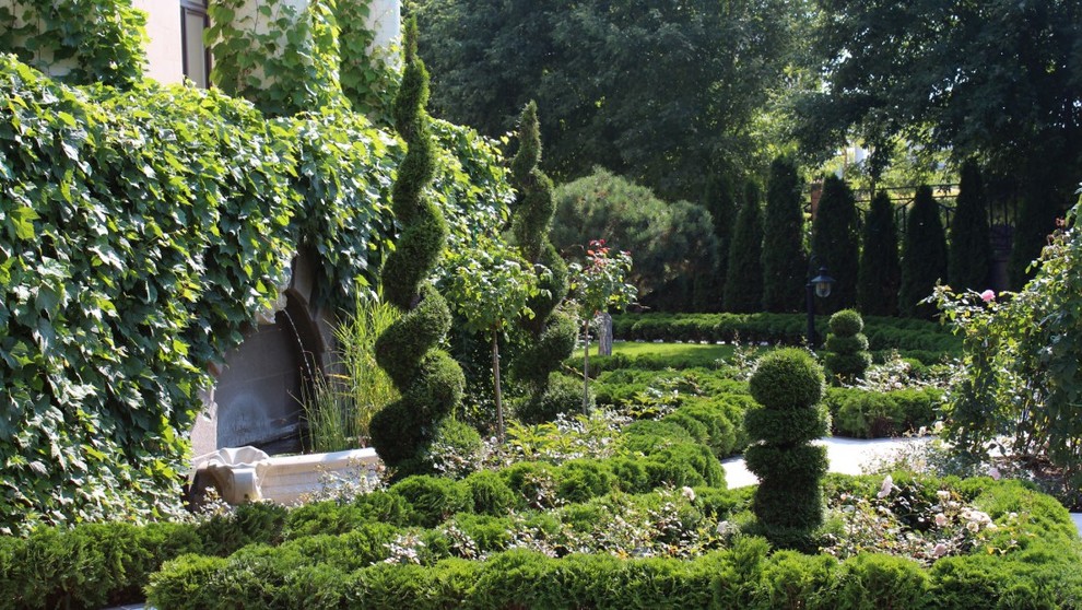 Réalisation d'un jardin à la française tradition l'été.