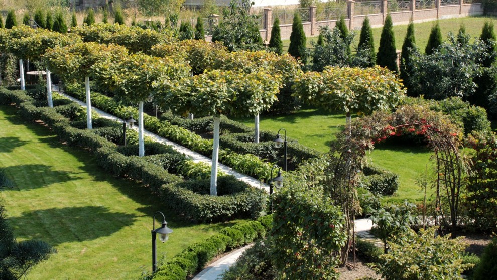 Exemple d'un jardin à la française chic l'été.