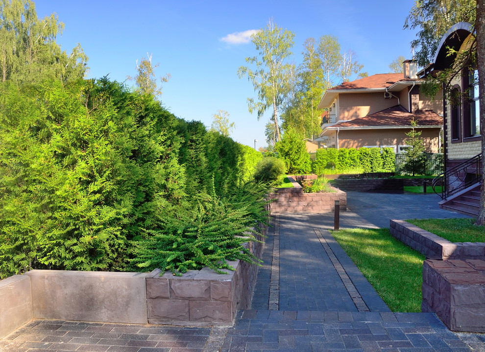 Стильный дизайн: летний участок и сад в современном стиле с подпорной стенкой и полуденной тенью - последний тренд