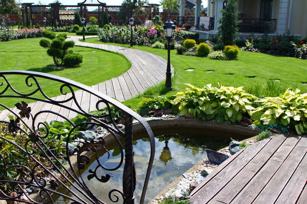 Идея дизайна: маленький солнечный, летний сад с прудом на внутреннем дворе в классическом стиле с хорошей освещенностью и настилом для на участке и в саду