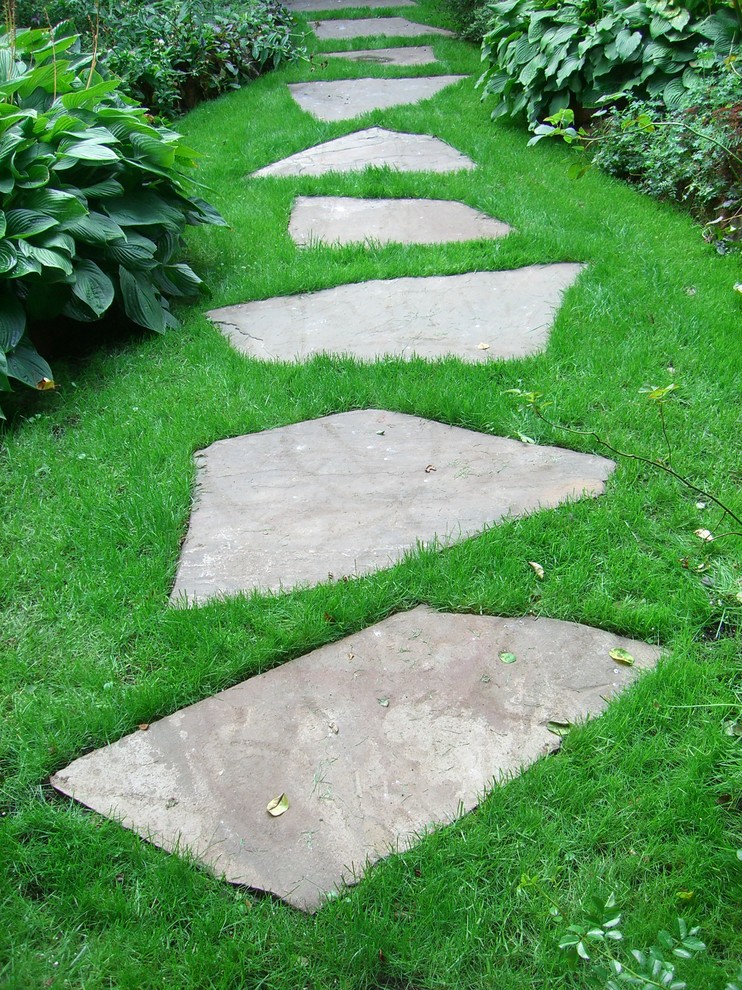 Cette photo montre un jardin tendance l'été avec des pavés en pierre naturelle et un chemin.