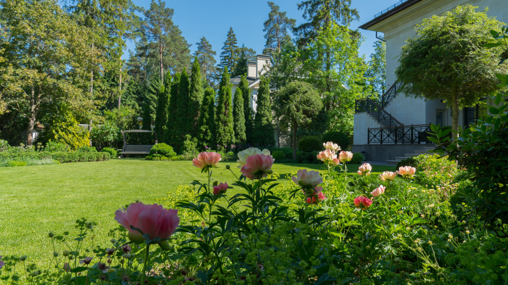Пример оригинального дизайна: летний регулярный сад среднего размера на внутреннем дворе в классическом стиле с полуденной тенью, покрытием из каменной брусчатки и садовой дорожкой или калиткой