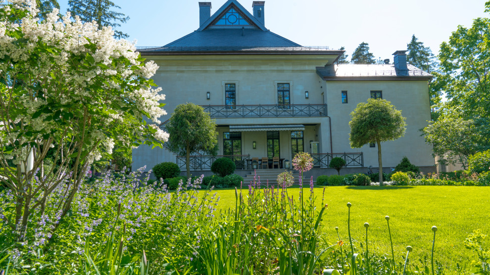 Halbschattiger, Geometrischer, Großer Klassischer Garten im Innenhof im Sommer mit Natursteinplatten
