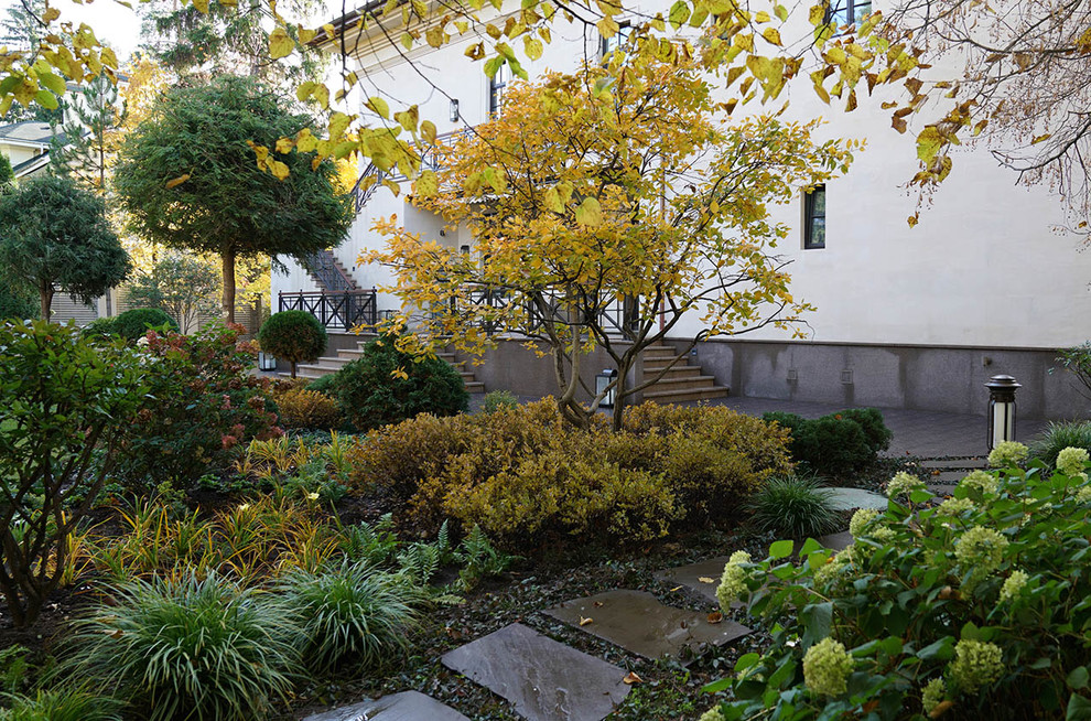 Стильный дизайн: осенний участок и сад среднего размера на внутреннем дворе в классическом стиле с полуденной тенью и покрытием из каменной брусчатки - последний тренд