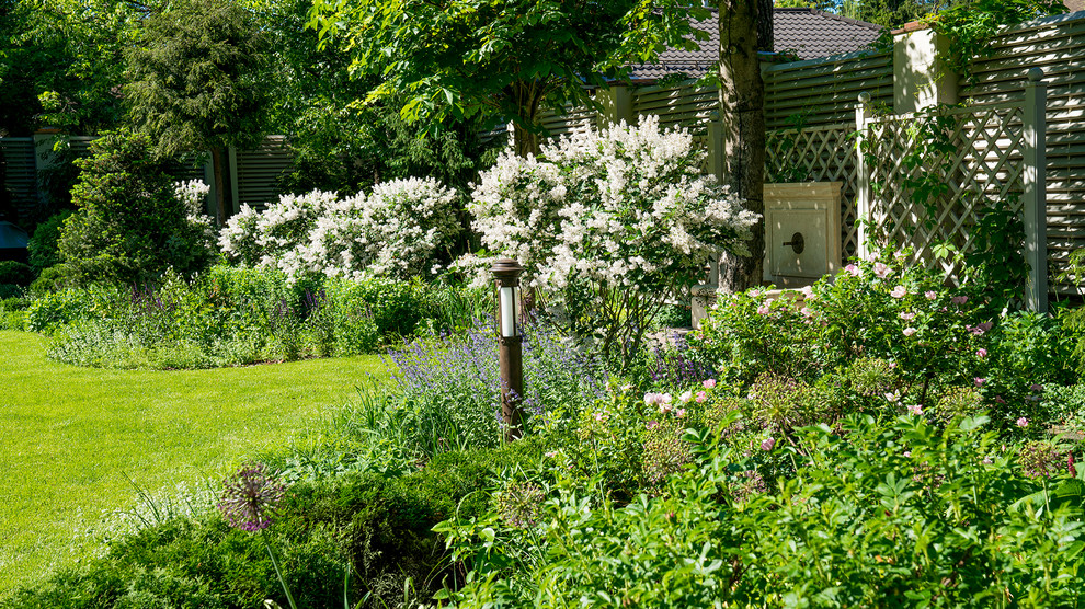 Foto di un giardino formale chic esposto a mezz'ombra di medie dimensioni e in cortile in estate con pavimentazioni in pietra naturale e fontane